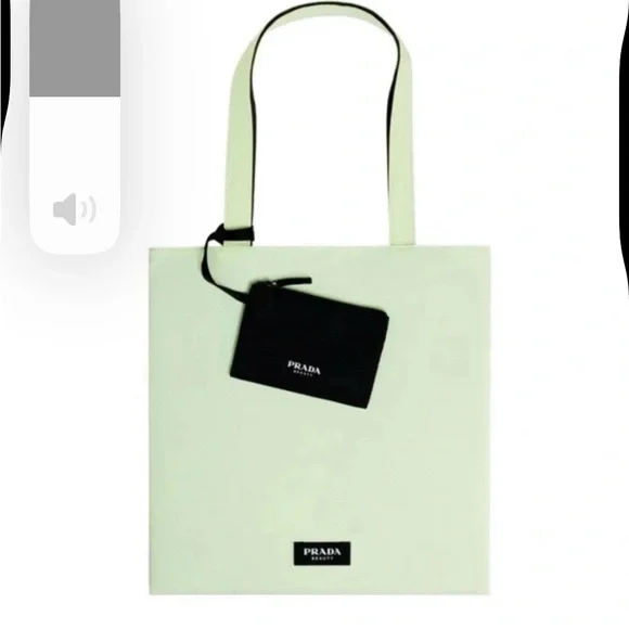 NWOT REVERSABLE VIP PRADA BEAUTY TOTE WITH COIN POUCH - Picture 3 of 4